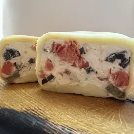 Сыр Таямнiчка с копченой форелью и маслинами